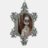 気色悪いゴシック様式磁器の人形のビクトリア時代の人のゴシック スノーフレークピューターオーナメント (左)