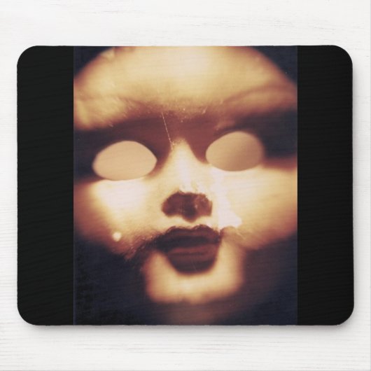 気色悪い人形 マウスパッド (正面)