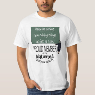 気長にお待ちください。私、可能な限り手際よくものをダメにしています Tシャツ