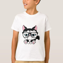 気難しい猫はTシャツをからかいます