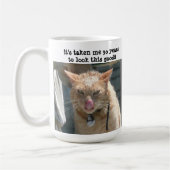 気難しい猫、よいこれを見る30年! コーヒーマグカップ (左)