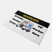 気難しい老郵便局員がここに住んでいる ドアマット (アングル)