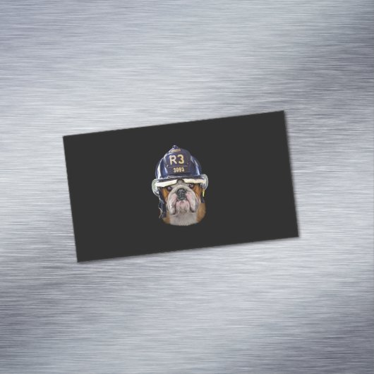 気難しい英国のブルドッグが消防士のヘルメットをかぶる マグネット名刺 (インサイチュ)