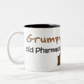 気難しく古い薬剤師のTシャツおよびギフト ツートーンマグカップ (左)