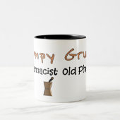 気難しく古い薬剤師のTシャツおよびギフト ツートーンマグカップ (中央)