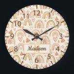 水お洒落色ボホ自然レインボウズ名 ラージ壁時計<br><div class="desc">カスタマイズ可能なモノグラムと名前の壁パーソナライズされた時計ギフト水の色のパタ絵を描ーンとテラコッタトーンでboho rainbobobowsの自然パターン。</div>