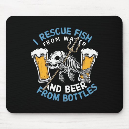 水から魚を救い、ビールを瓶から飲む マウスパッド (正面)
