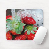 水が付いているいちごの洗浄 マウスパッド (マウス)