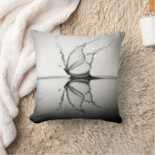 水しぶきの中の蝶 クッション (ブランケット)