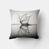 水しぶきの中の蝶 クッション (裏面)