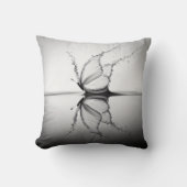 水しぶきの中の蝶 クッション (正面)