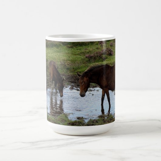 水たまりで飲んでいるDartmoorの3頭の子馬 コーヒーマグカップ (中央)