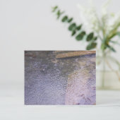 水たまりに雨が降る ポストカード (スタンド正面)