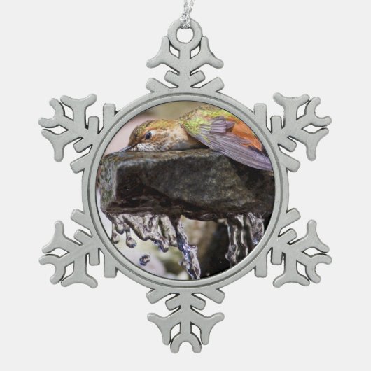 水で置いているハチドリ スノーフレークピューターオーナメント (正面)