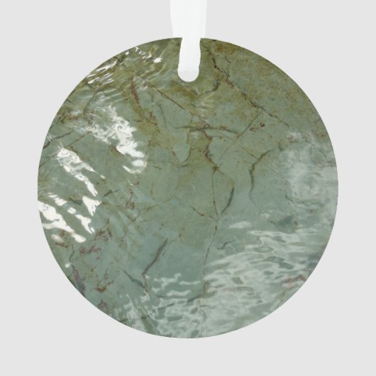 水で覆われた岩スラブの自然写真 オーナメント (裏面)