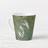 水で覆われた岩スラブの自然写真 カフェラテマグ (左アングル)