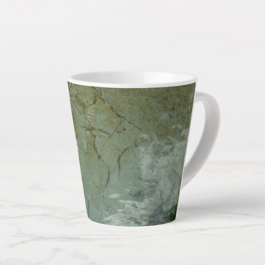 水で覆われた岩スラブの自然写真 カフェラテマグ (右アングル)