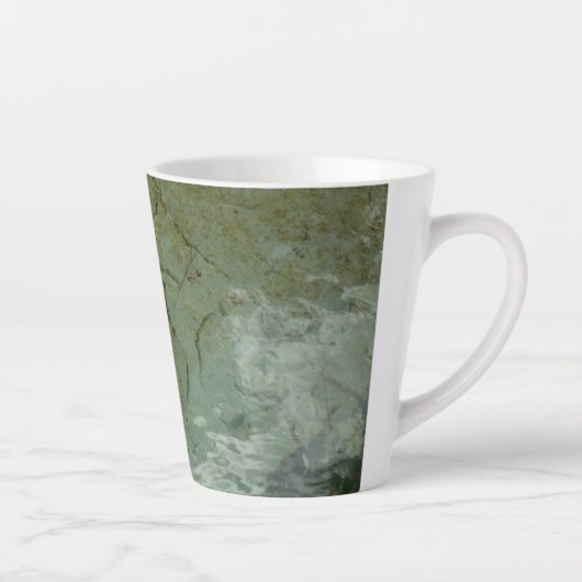 水で覆われた岩スラブの自然写真 カフェラテマグ (右)