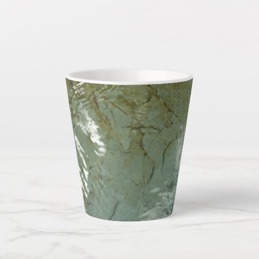 水で覆われた岩スラブの自然写真 カフェラテマグ (正面)