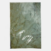 水で覆われた岩スラブの自然写真 キッチンタオル (縦)