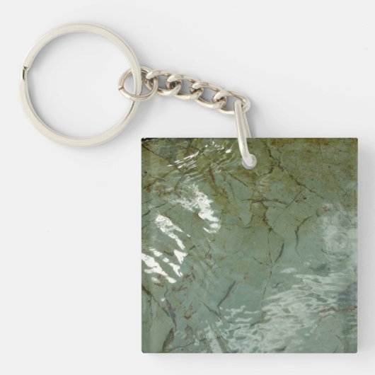水で覆われた岩スラブの自然写真 キーホルダー (正面)