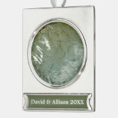 水で覆われた岩スラブの自然写真 シルバープレートバナーオーナメント (左)