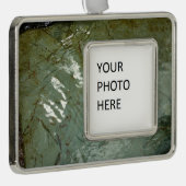 水で覆われた岩スラブの自然写真 シルバープレートフレームオーナメント (右)