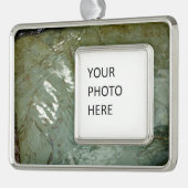 水で覆われた岩スラブの自然写真 シルバープレートフレームオーナメント (左)