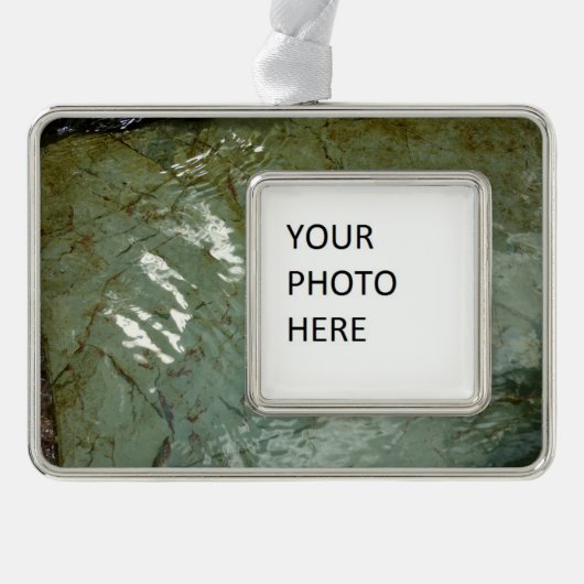 水で覆われた岩スラブの自然写真 シルバープレートフレームオーナメント (正面)