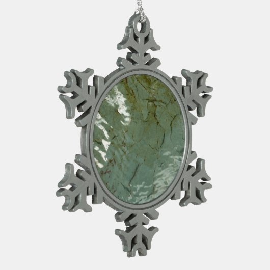 水で覆われた岩スラブの自然写真 スノーフレークピューターオーナメント (左)