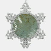 水で覆われた岩スラブの自然写真 スノーフレークピューターオーナメント (正面)