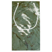 水で覆われた岩スラブの自然写真 スモールペーパーバッグ (裏面)