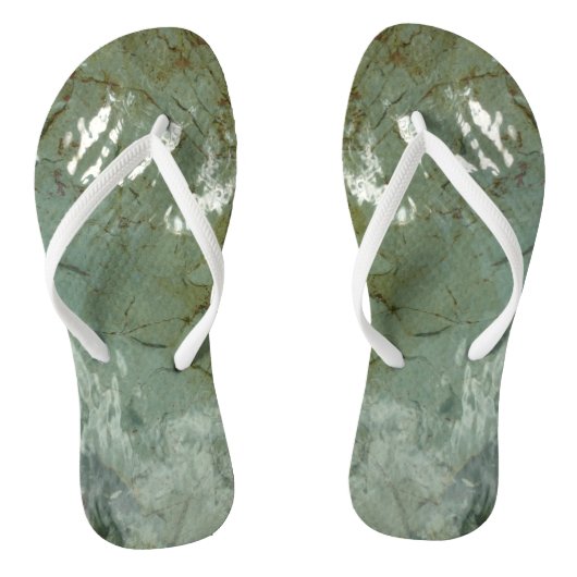 水で覆われた岩スラブの自然写真 ビーチサンダル (ソール)