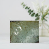 水で覆われた岩スラブの自然写真 ポストカード (スタンド正面)