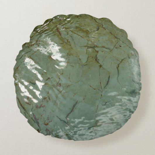 水で覆われた岩スラブの自然写真 ラウンドクッション (正面)