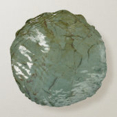 水で覆われた岩スラブの自然写真 ラウンドクッション (裏面)