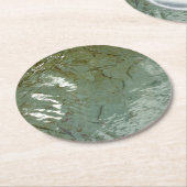 水で覆われた岩スラブの自然写真 ラウンドペーパーコースター (アングル)