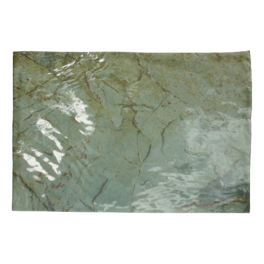 水で覆われた岩スラブの自然写真 枕カバー (裏面)