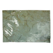 水で覆われた岩スラブの自然写真 枕カバー (正面)