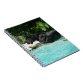 水で跳んでいるジャーマン・シェパード ノートブック (右側)