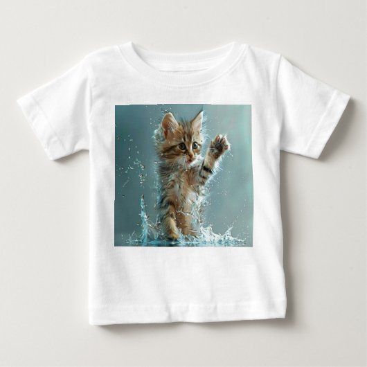 水で遊ぶ猫 ベビーTシャツ (正面)
