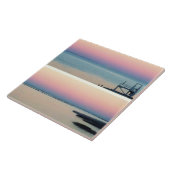 水と壊れた桟橋の写真の上にピンクの夕日 タイル (側面)