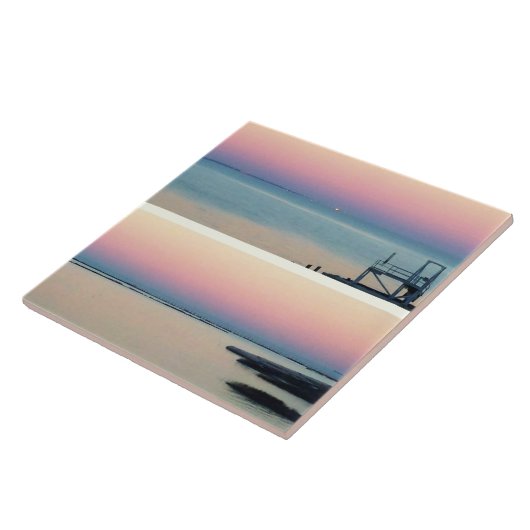 水と壊れた桟橋の写真の上にピンクの夕日 タイル (側面)