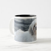 水によって置いている犬 ツートーンマグカップ (正面左)