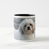 水によって置いている犬 ツートーンマグカップ (中央)