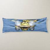 水に入ったカエルとエアクサ ボディピロー (裏面)