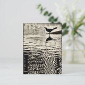 水に反射するカラス – はがき (スタンド正面)