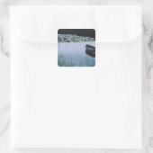 水に囲まれた小さな湖にボート スクエアシール (バッグ)