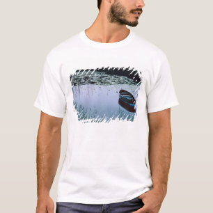 水に囲まれた小さな湖のボート Tシャツ