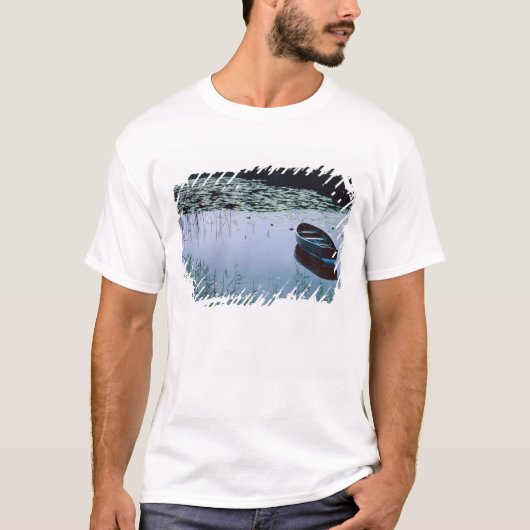 水に囲まれた小さな湖のボート Tシャツ (正面)